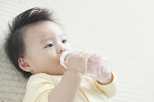 trẻ bị tiêu chảy nên cho uống nhiều nước.