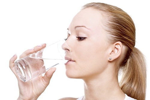 Uống nhiều nước tốt cho người bị tiêu chảy.