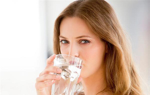 Bạn nên uống đủ nước hàng ngày để đẹp da