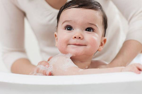 Hãy cho bé tắm nước ấm sẽ giúp giảm đau răng hiệu quả