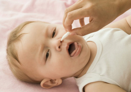 Vệ sinh mũi khi trẻ bị cúm