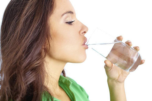 Uống đủ nước cũng là cách tránh xa cơn đau đầu