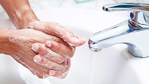 Vệ sinh sạch sẽ đôi bàn tay để hạn chế mắc bệnh từ thói quen căn móng tay