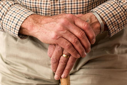 Người mắc bệnh Parkinson thường có triệu chứng run chân tay