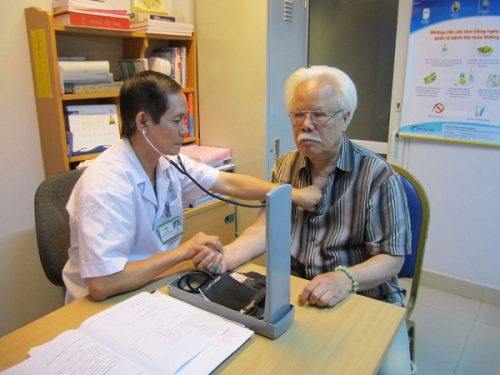 Khi bị viêm phổi người già nên đến gặp bác sĩ để có phương pháp điều trị hợp lý