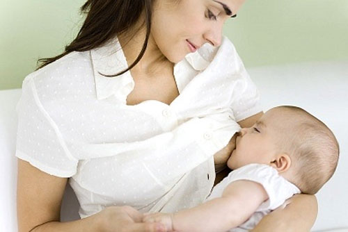 Cho trẻ bú mẹ nhiều khi bị tiêu chảy
