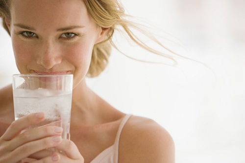 Uống đủ nước giúp cơ thể nuôi dưỡng da tốt hơn