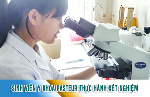 Chuyên viên Y Khoa Pasteur thực hành xét nghiệm