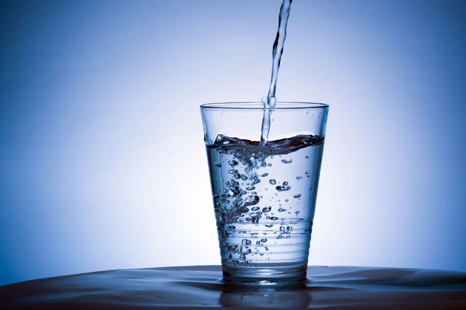 uống không đủ nước là nguyên nhân gây bệnh táo bón ở người cao tuổi