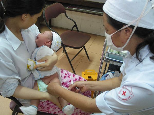 Trẻ em 16 tỉnh thành sẽ được bổ sung tiêm phòng viên não Nhật Bản