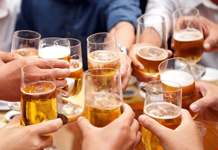 Cần hạn chế uống rượu bia để phòng bệnh Viêm đại tràng