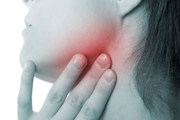 Triệu chứng bệnh ung thư cổ họng là gì?