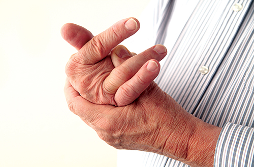 Thoái hóa khớp bàn tay là bệnh phổ biến ở người cao tuổi