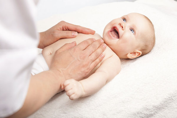Chuyên gia hướng dẫn thực hiện phương pháp mát xa cho trẻ sơ sinh